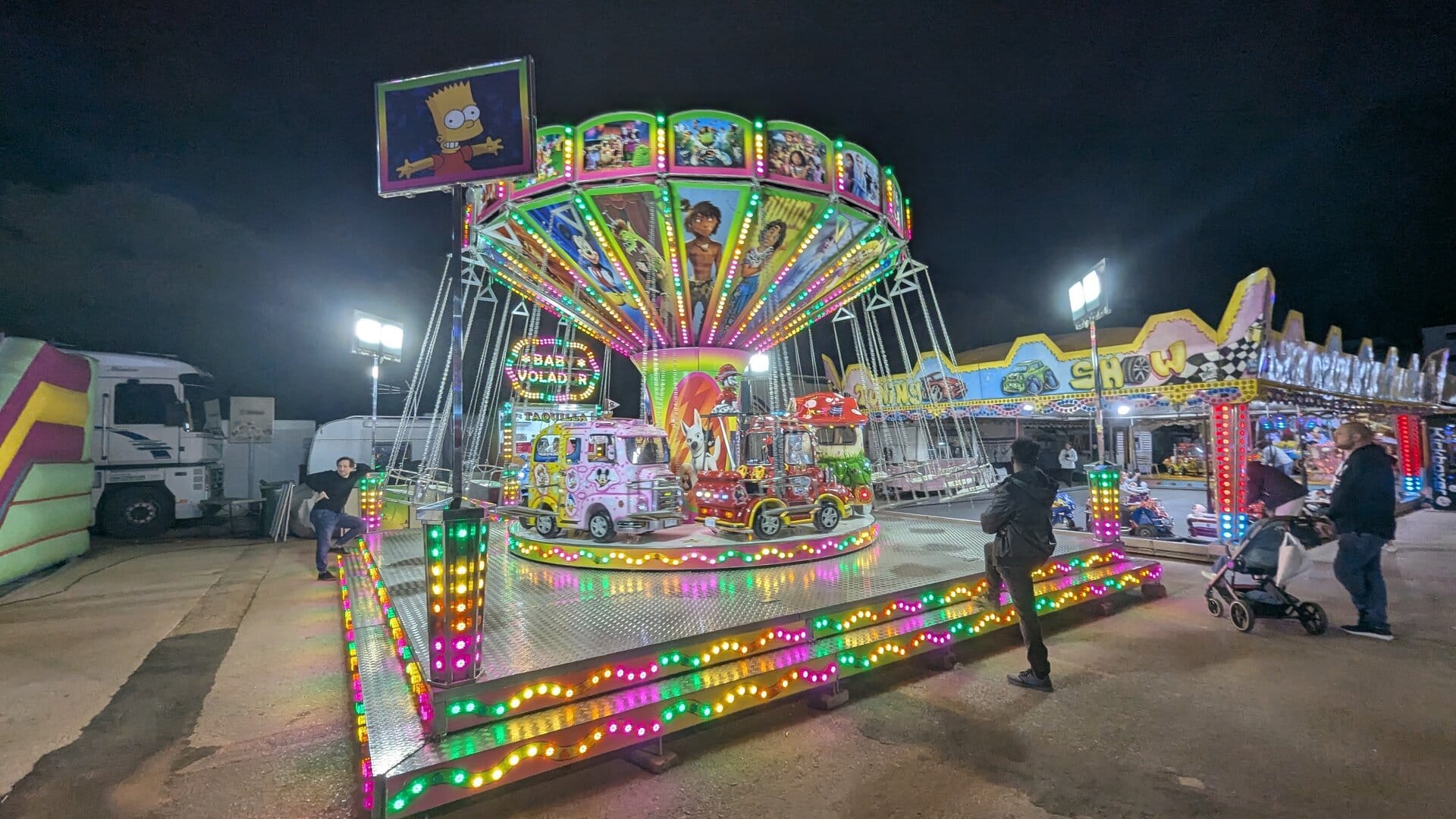 La atracción Baby Volador de la feria de Dénia, un carrusel de sillas voladoras con cochecitos infantiles
