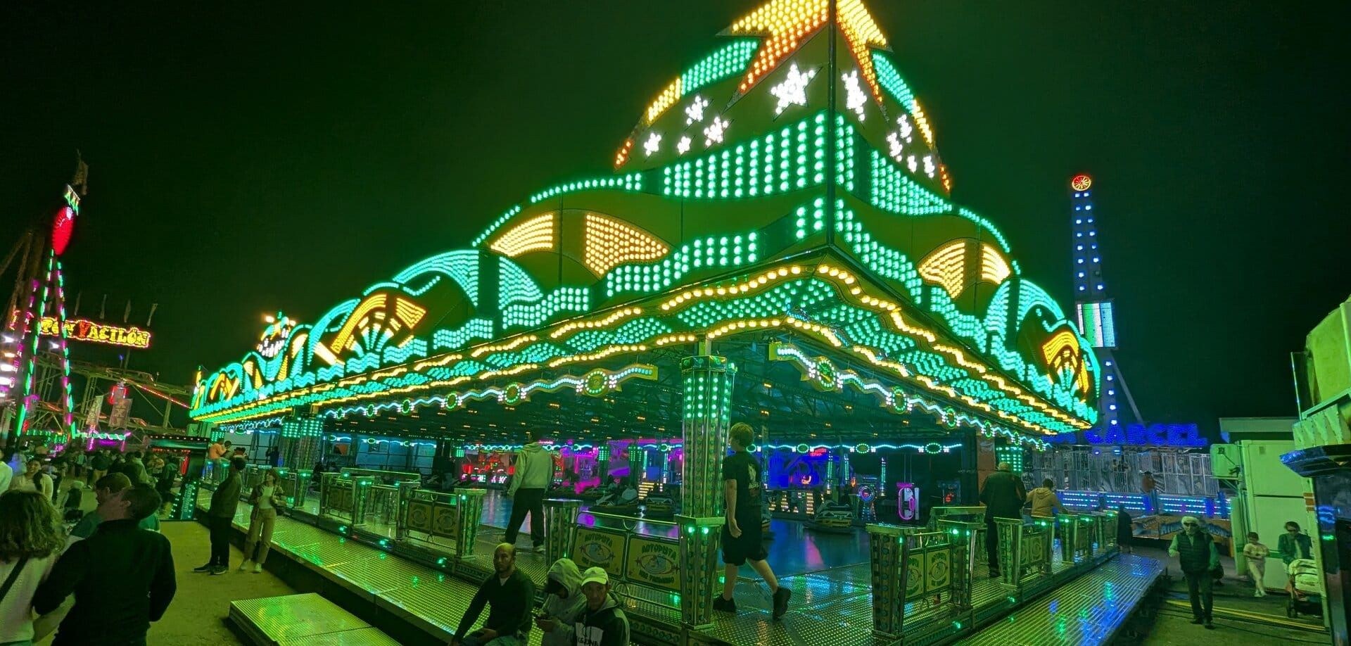 La pista de coches de choque Autopista de la feria de Dénia, con su enorme arco de luces verdes y amarillas