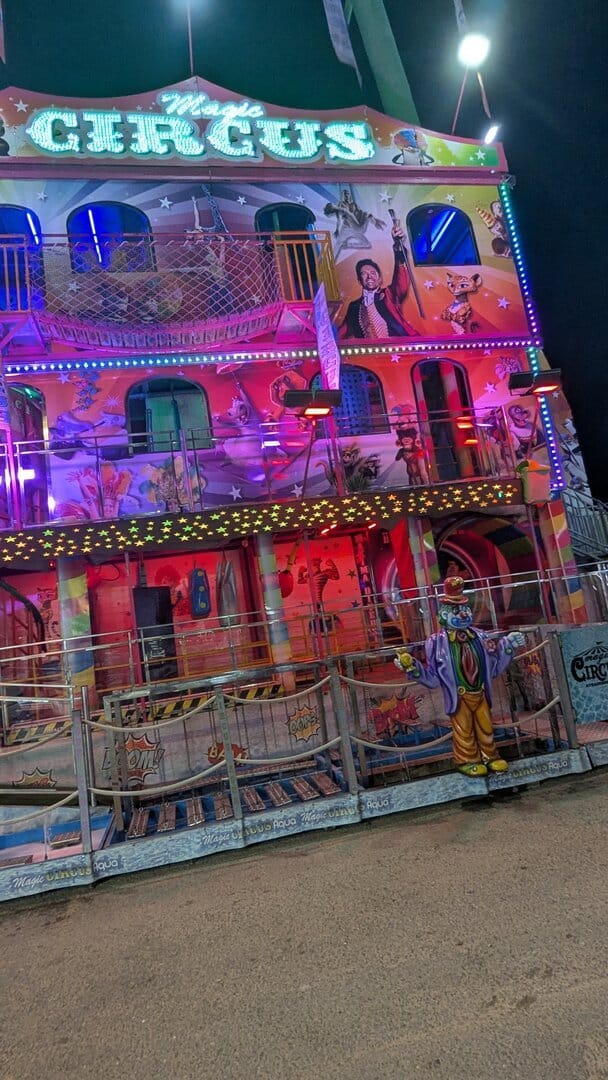La atracción Magic Circus de la feria de Dénia, iluminada y vacía antes de abrir