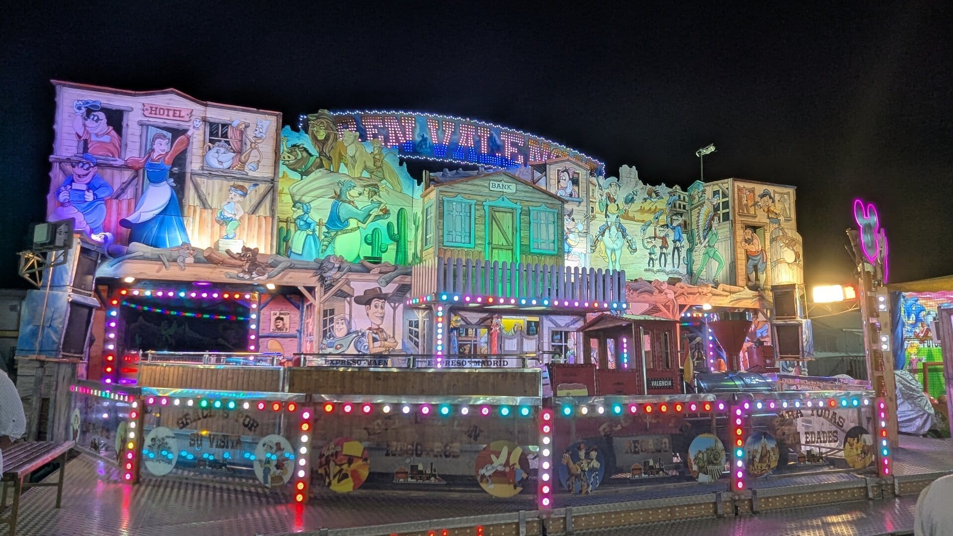 Atracción del tren de Valencia en la feria de Dénia, con vagones decorados y luces de colores