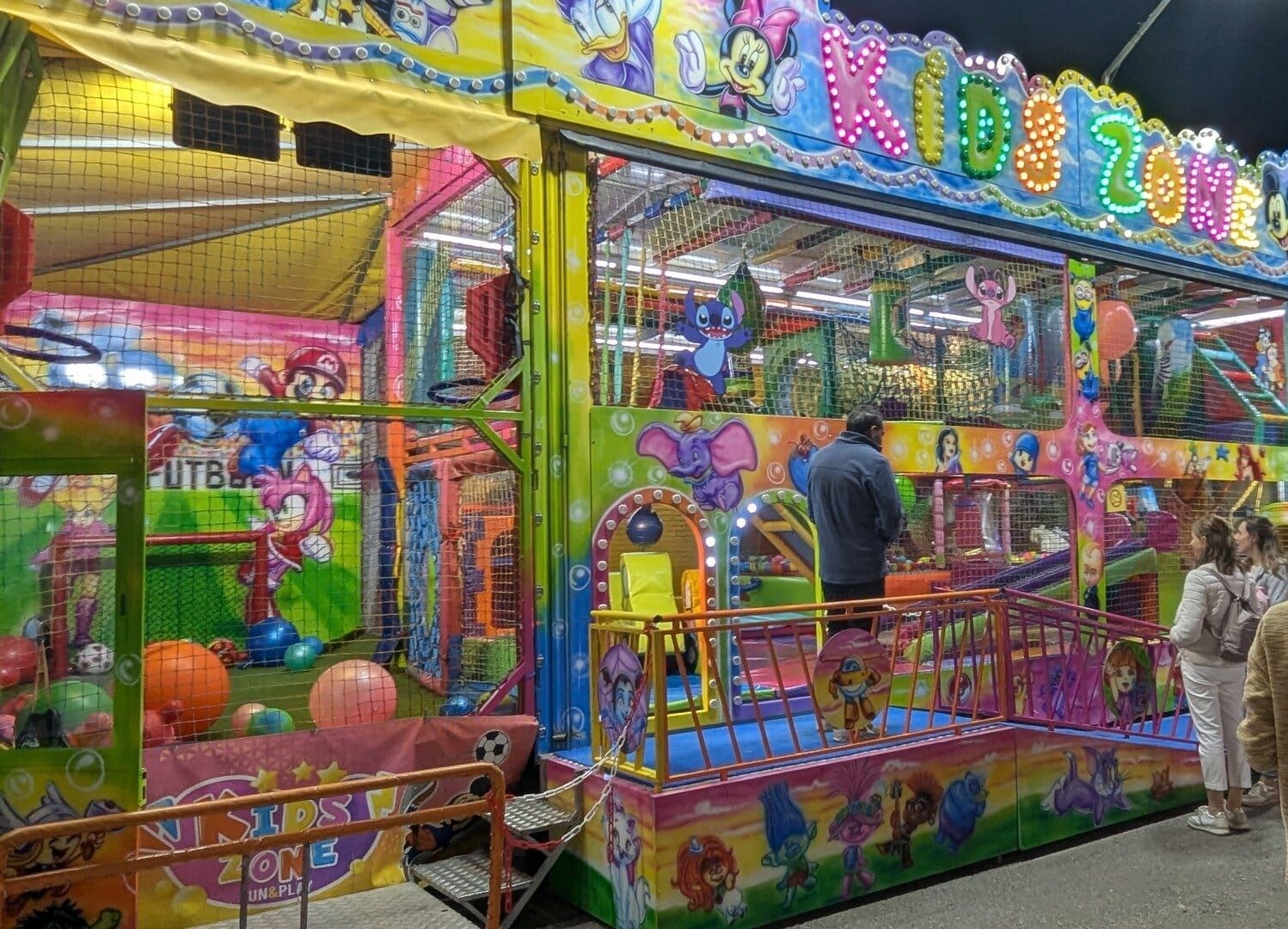 Kids Zone de la feria de Dénia, estructura hinchable de bolas y toboganes con paneles de personajes de Disney