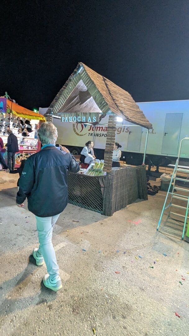 Puesto de panochas con techo de cañizo en la feria de Dénia, con las mazorcas de maíz expuestas en el mostrador